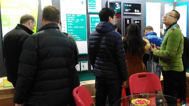 为了解决上述痛点，科技企业需要制定一套高效的会展服务方案。以下是一些关键要素：